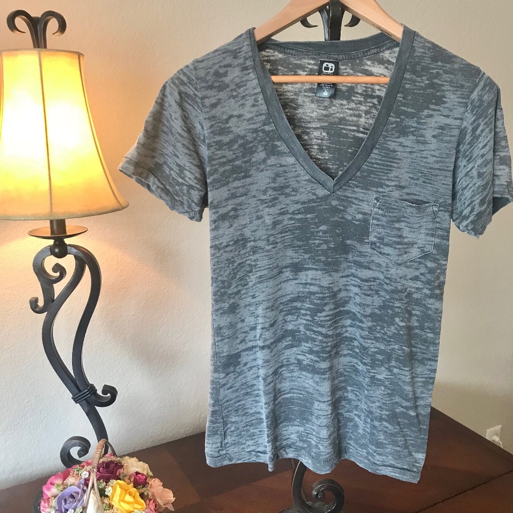 Alternative V-neck pocket T-shirt